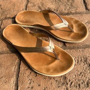 Olukai Honu Rose Gold Flip Flops- excellent condition 🌺